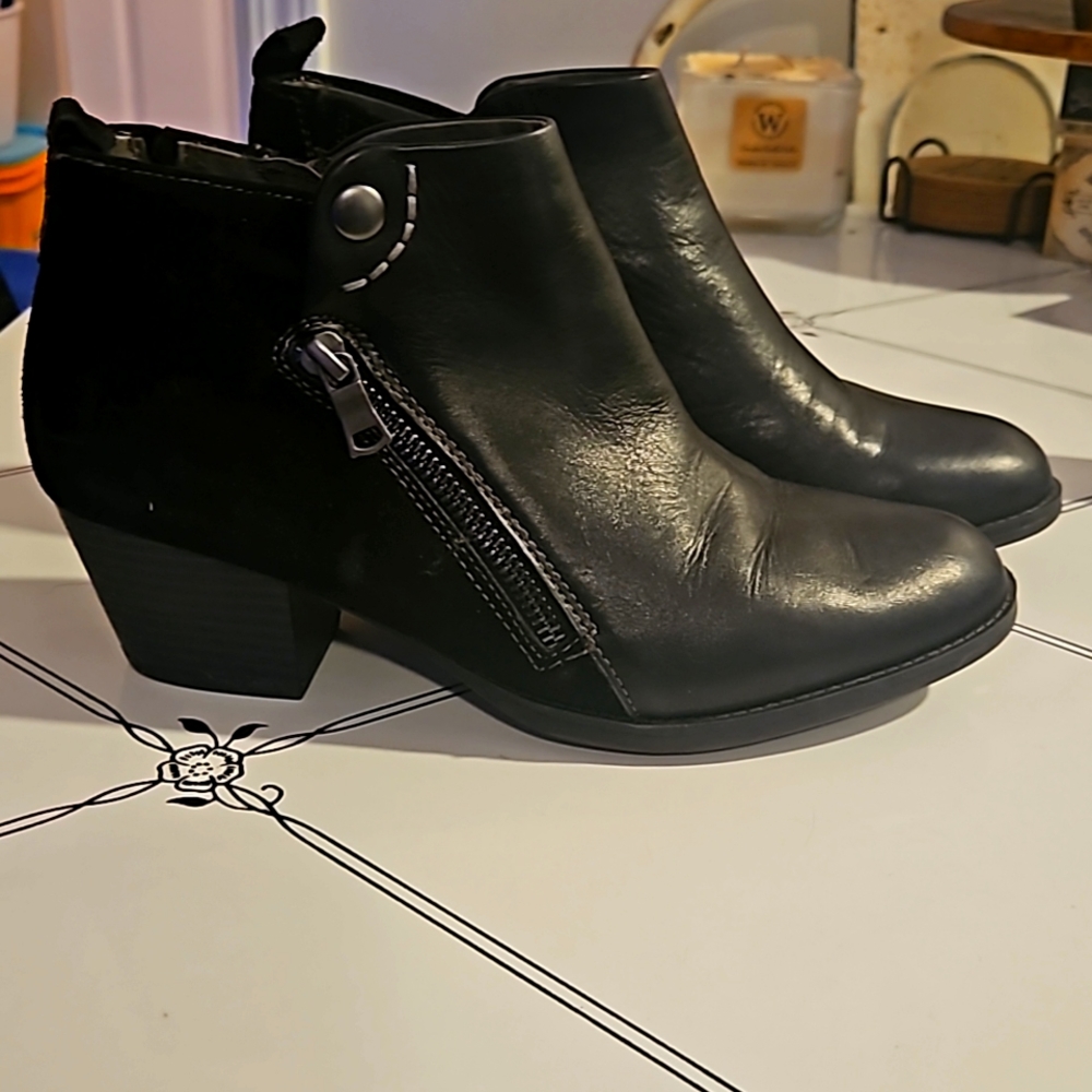 EUC black Earth booties.